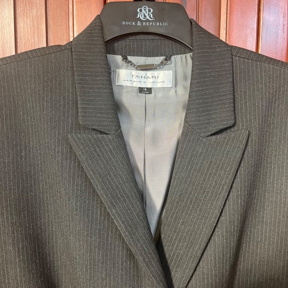 NWT Tahari Arthur S Levine Charcoal Pinstripe Double Button Suit Jacket Size 18 - Picture 3 of 12